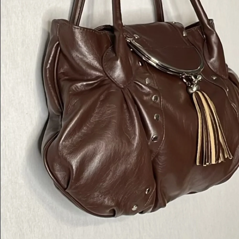 Kiss lock  ,hobo ,studded, brown leather shoulder bag - Picture 6 of 11